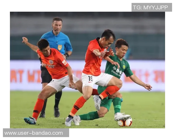 海港外援庆祝中超三连冠激情舞动更衣室尽显喜悦气氛