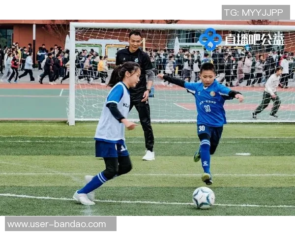 直播吧公益携手杨晨等12名老甲A球星走进成都校园助力青少年足球梦想 直播吧公益携手杨晨等12名老甲A球星走进成都校园助力青少年足球梦想